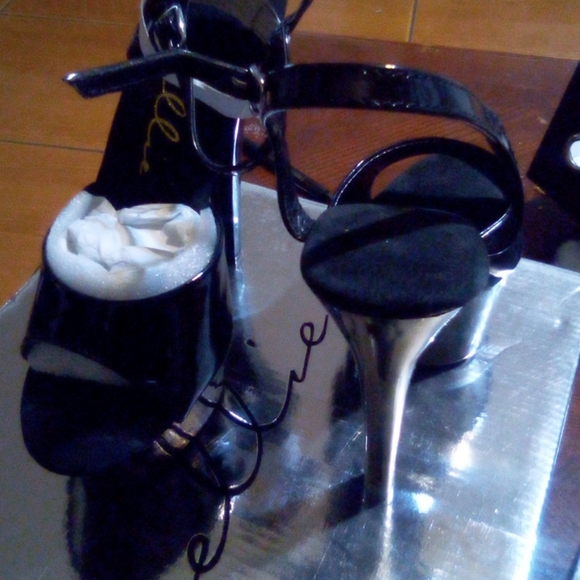 Heels - Picture 4 of 4